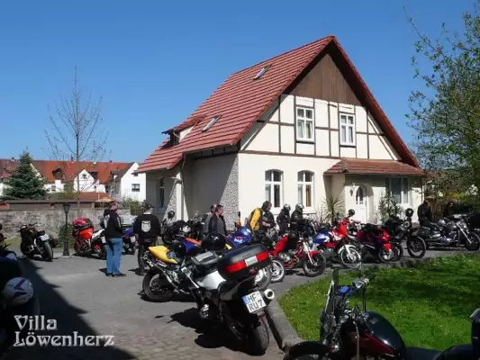 Platz genug für die Motorräder bei der Villa Löwenherz
