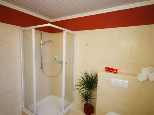 Die Dusche eines Doppelzimmers im Hotel Der schöne Asten