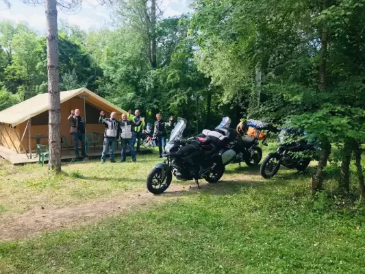 Ein Mietzelt mit Motorradfahrern bei Le Camping Moto