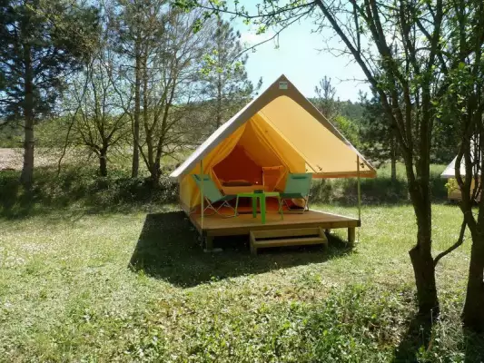 Komplett eingerichtete Zelte auf dem Campingplatz Le Camping Moto