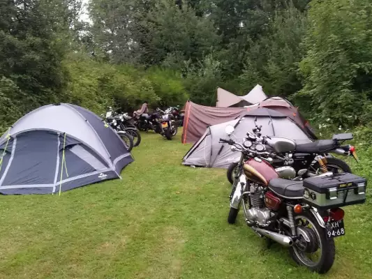 Die Motorräder können beim Zelt stehen
