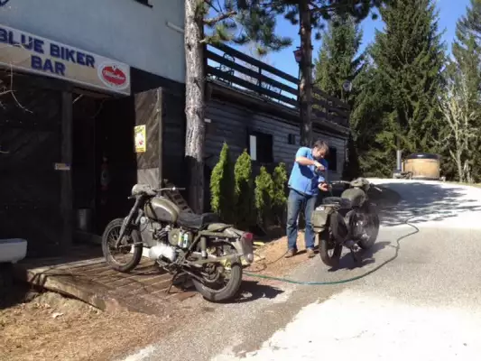Nach einer Motorradtour können die Motorräder gewaschen werden