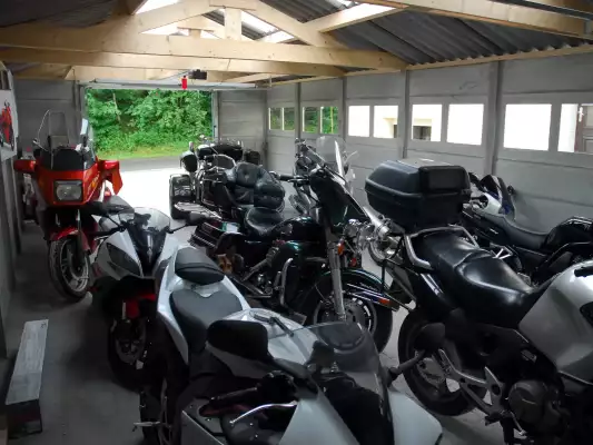 Überdachte Parkmöglichkeit für Motorräder in einem Bikers-Only Motorradhotel