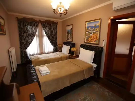 Ein 2 Personen-Zimmer mit auseinandergestellten Betten