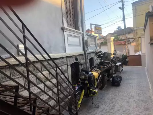 Die Motorräder stehen beim Hotel Vila Mano auf dem eigenen Terrain