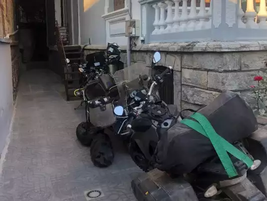 Motorräder beim Hotel Vila Mano