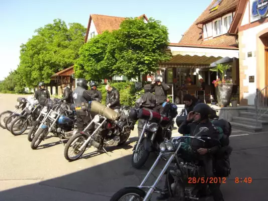 Motorradfahrter beim Hotel – Restaurant Sonneck