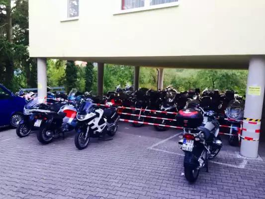 Die Motorräder können beim motorradfreundlichem Hotel geparkt werden