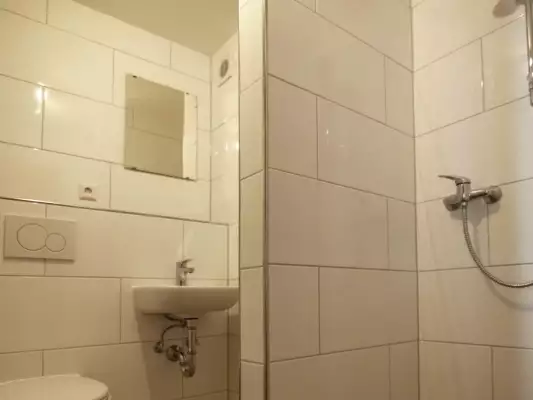 Das Badezimmer von einem Zimmer