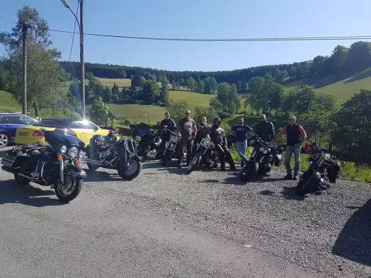 Für die Motorräder ist genug Platz beim Landgasthof Nesselbach