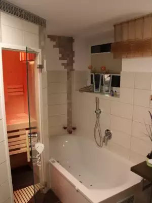 Badezimmer mit Sauna in der Pension Schweinsberg