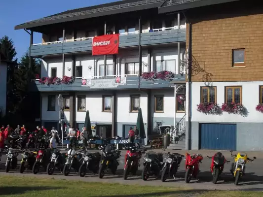 Motorradfahrer finden den Weg zum Landgasthof Anker