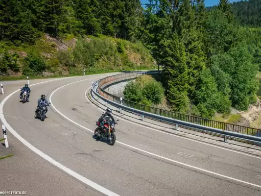 Gute und wunderschöne Straßen für das Motorradfahren im Schwarzwald