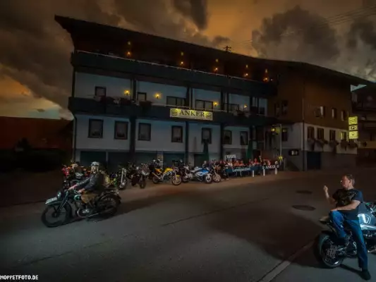 Die Terrasse, auf der du nach einer Motorradtour bis spät am Abend gemütlich sitzen kannst