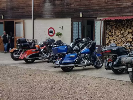 Viel Platz für die Motorräder beim Campingmoto Auvergne