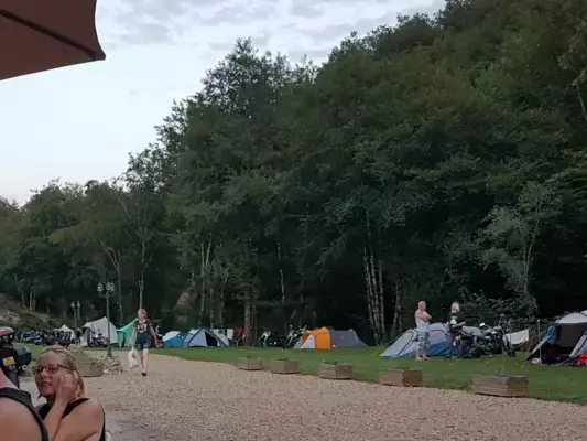 Mit dem Motorrad auf dem Campingmoto Auvergne kampieren