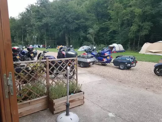 Die Ankunft auf dem Motorrad-Campingplatz Campingmoto Auvergne