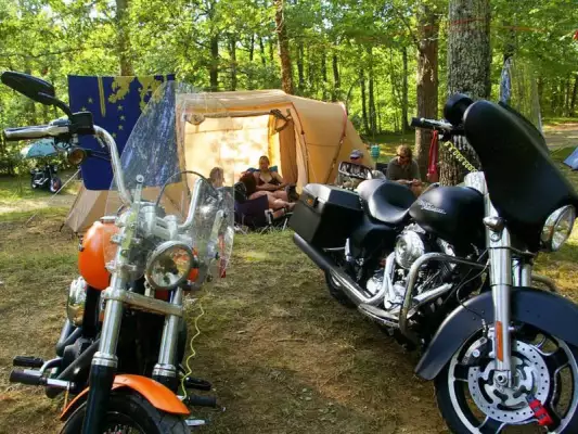 Das Motorrad beim Zelt auf dem Camping Moto Dordogne