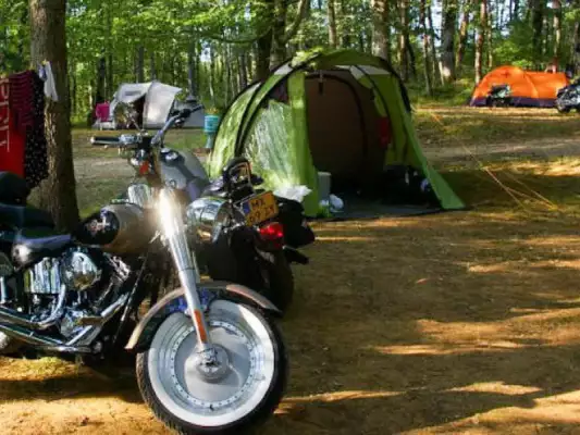 Das Motorrad kann beim Zelt stehen