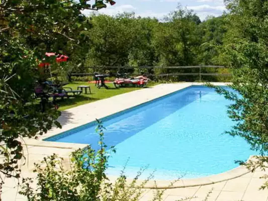 Das Schwimmbad beim Camping Moto Dordogne
