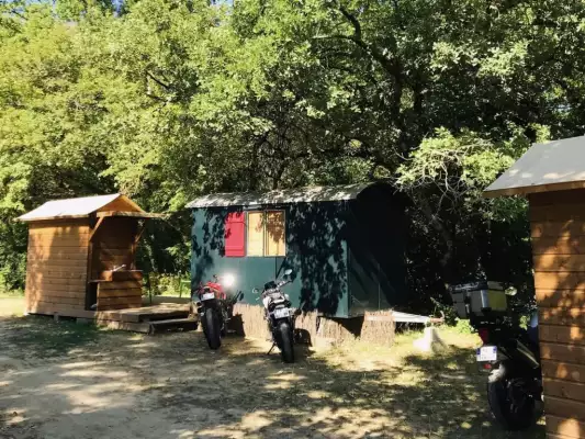 Ein Wohnwagen zu mieten bei Le Camping Moto