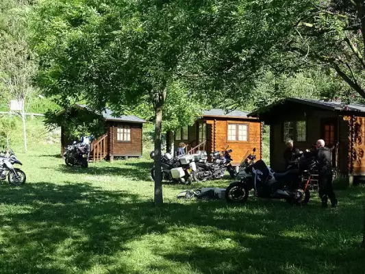 Komplette Holz-Blockhütten sind auf dem Campingplatz Rendezvous Moto zu mieten