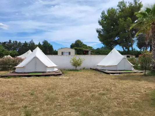 Tipi Zelte können gemietet werden beim PitStop Moto Camp