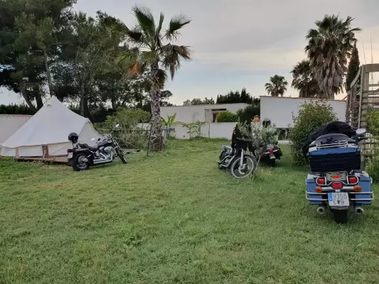 Die Motorräder können beim Zelt stehen auf dem PitStop Moto Camp