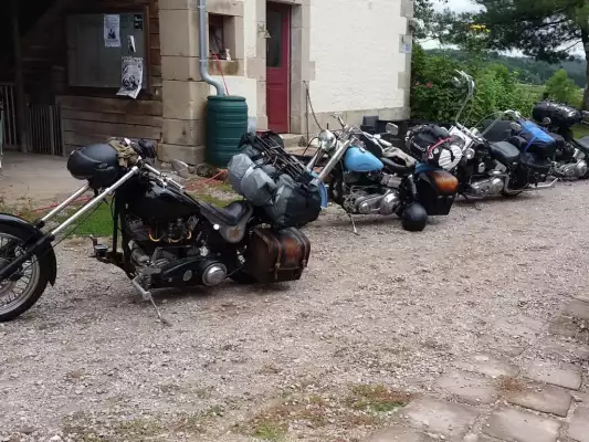Motorradfahrer wissen den Weg zur Motorradherberg La Mouche zu finden