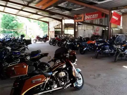 Für die Motorräder ist genug Platz in der Garage von der Motorradherberg La Mouche