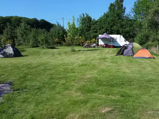 Auf dem Campingplatz der Motorradherberg La Mouche ist genug Platz vorhanden