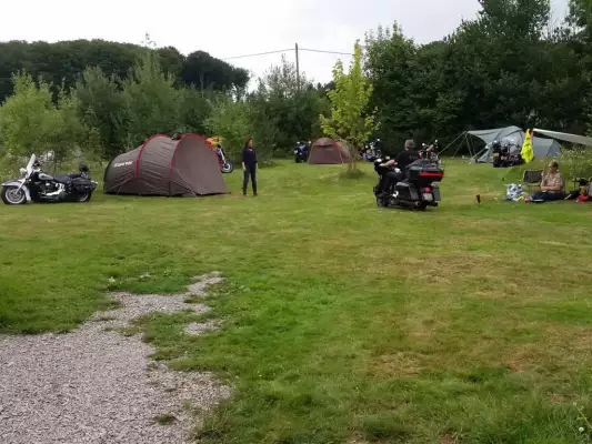 Der Motorrad-Campingplatz bei der Motorradherberg La Mouche