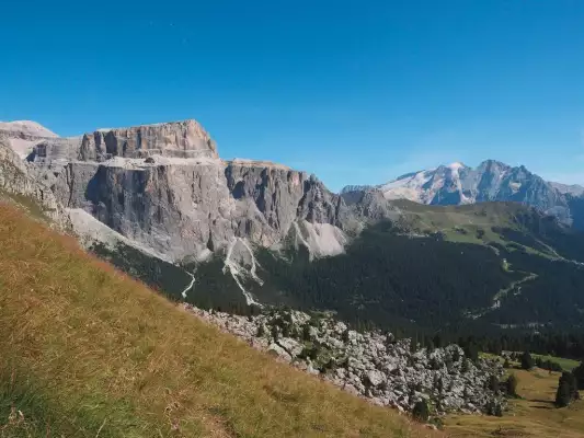 Der Pordoipass in den Dolomiten in Italien