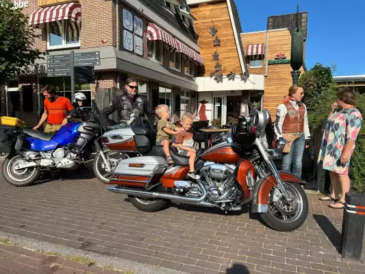 Motorradfahrer kennen den Weg zum Hotel