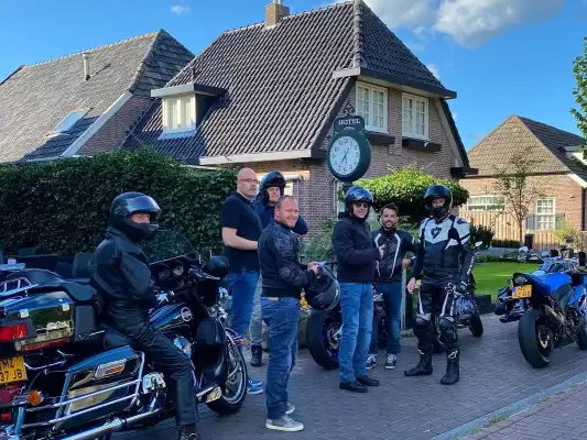 Motorradfahrer treffen sich beim Hotel de Stobbe