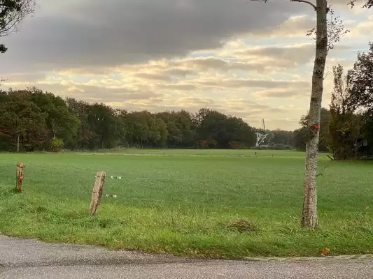 In der Landschaft von Drenthe macht das Motorradfahren Spaß