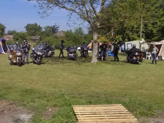 Der Motorrad-Campingplatz hat ca. 25 Stellplätze