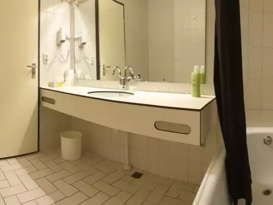 Das Badezimmer des Zimmers