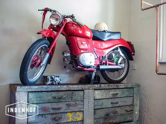Ein altes Guzzi Motorrad bei In den Hof