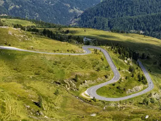 Herrliche kurvenreiche Straßen auf den Alpenpässen in Österreich