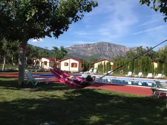 Nach einer Motorradtour kannst du im Schwimmbad des Campingplatzes Isabena herrlich entspannen