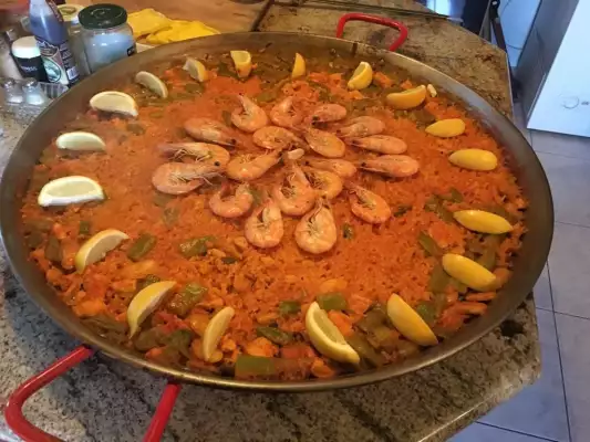 Spanische Paella zum Abendessen