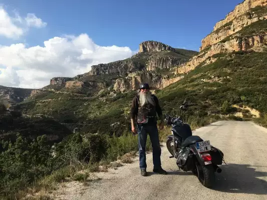 In den spanischen Bergen motorradfahren